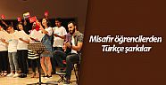 Misafir öğrencilerden Türkçe şarkılar