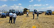 New Holland traktörü tarlada