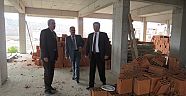Okul inşaatlarını inceledi