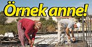 Örnek anne, 4 çocuğu için kocasıyla birlikte inşaatlarda çalışıyor (Videolu)