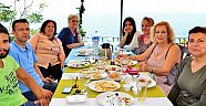 Parkta şarkılı kahvaltı