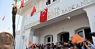 Parti bayrağı değil Türk bayrağı dikildi