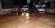 Patlayan boru caddeyi sular altında bıraktı