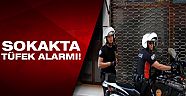 Perdeye sarılı tüfekler polisi alarma geçirdi