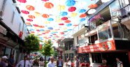 Şemsiyeli cadde ilgi odağı oldu