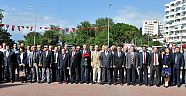 Sendikalar anıta çelenk sundu