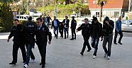 Silahlı saldırganlar hakim karşısında