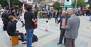 Sokak çalgıcıları yaşlıların istediği repertuarı çalamadı