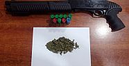 Şüphelenilen araçtan uyuşturucu ve silah çıktı 