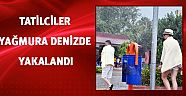 Tatilciler yağmura denizde yakalandı