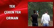 Telefonla konuşmak için ormana gidiyorlar