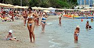 Turistler plaja akın etti