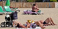 Turistler plajın tadını çıkardı