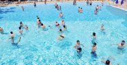Turistler su parklarında tatilin keyfini çıkarıyor