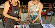 Turistlere ebru sanatını öğretiyor