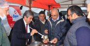 Tursun aşure dağıttı