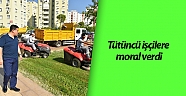 Tütüncü işçilere moral verdi