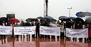 Yağmur altında sağlık yürüyüşü