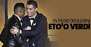 Yılın 11'ine ödülünü Eto'o verdi