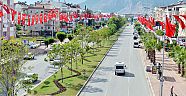 Yollar ve binalar bayrakla donatıldı