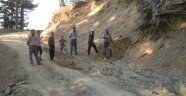 Yolu köylüler yapıyor