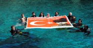 Zafer Bayramı’nı denizin altında kutladılar