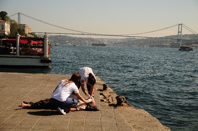 Tansiyonu Düşen Yaşlı Adamı Teknedekiler Kurtardı