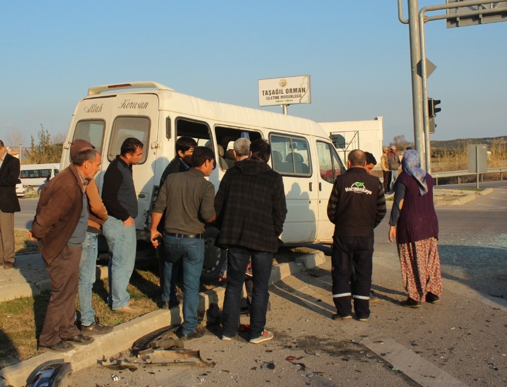 Tarım işçilerini taşıyan minibüsle otomobil çarpıştı: 4 yaralı