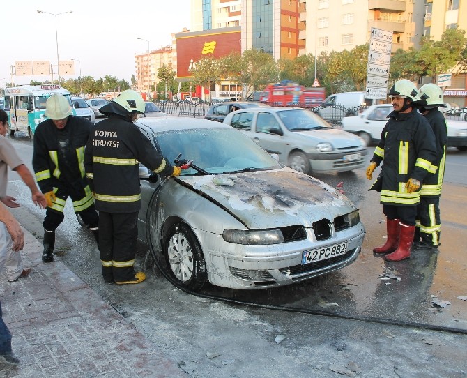 Tatlı almak için durdu otomobili yandı