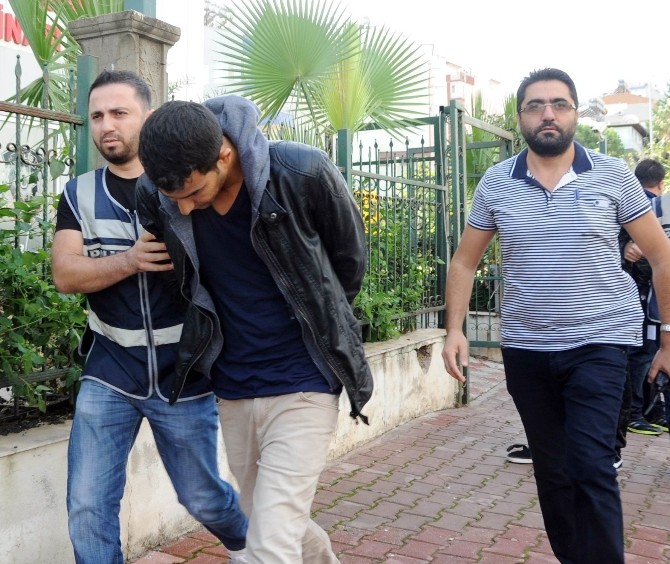 Telefon Dolandırıcılarına Cami Avlusunda Baskın