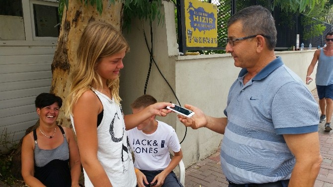 Telefonu bulunan turist kız, mutluluktan ağladı