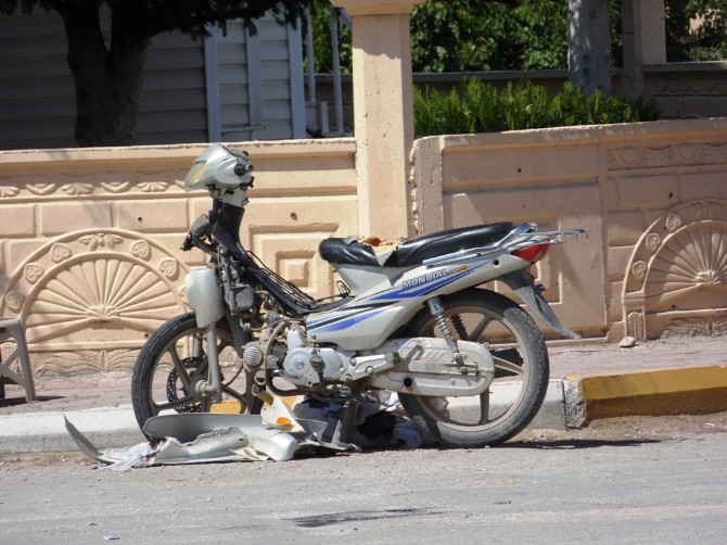 Ters yöne giren araç motosikletle çarpıştı: 2 yaralı