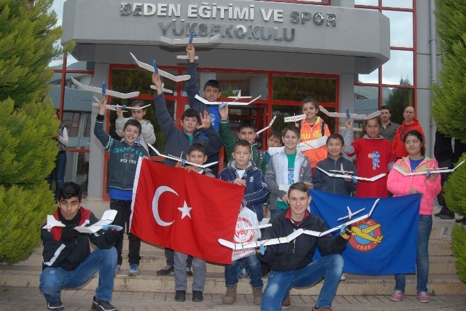 THK İşitme engelli çocuklara model uçak kursu