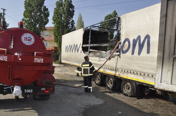 Tır dorsesinde yangın çıktı
