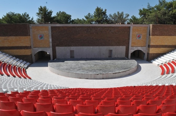 Tiyatroya Açılır-kapanır Çatı