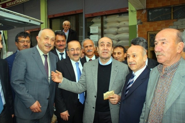 TRABZON BÜYÜKŞEHİR BELEDİYE BAŞKAN ADAYLARI CANALİOĞLU İLE GÜMRÜKÇÜOĞLU ŞALPAZARI’NDA KARŞILAŞTI