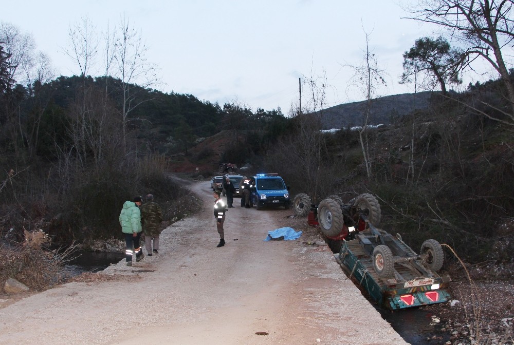 Traktör ile beton bariyerlerin arasına sıkışan sürücü öldü