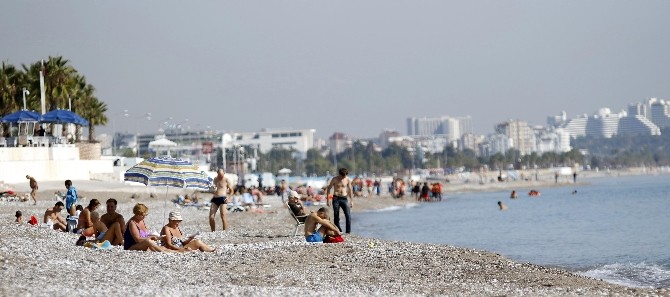 Türkiye kar bekliyor, Antalya deniz keyfi yapıyor