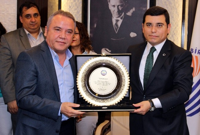Tütüncü bayrağı teslim aldı