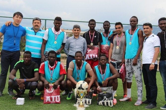 Uluslararası öğrenciler halı sahada ter döktü