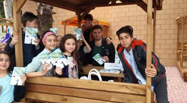 Umuda Yolculuk adlı kitabını imzaladı