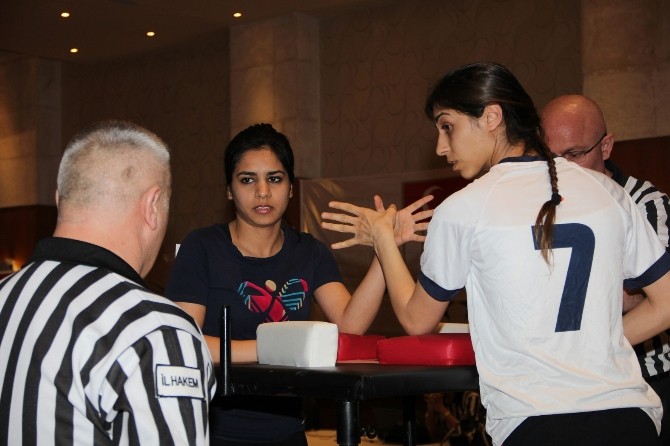 Üniversiteli öğrenciler bilek güreşinde boy ölçüşüyor