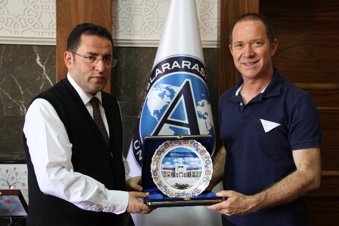 Ünlü sanatçı Ezgü’den, UAÜ Rektörü Prof. Dr.Göktepe’ye ziyaret