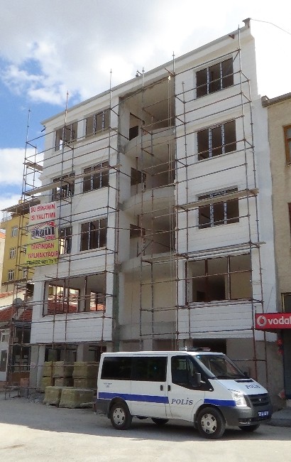 Uyumak için girdiği inşaattan düştü