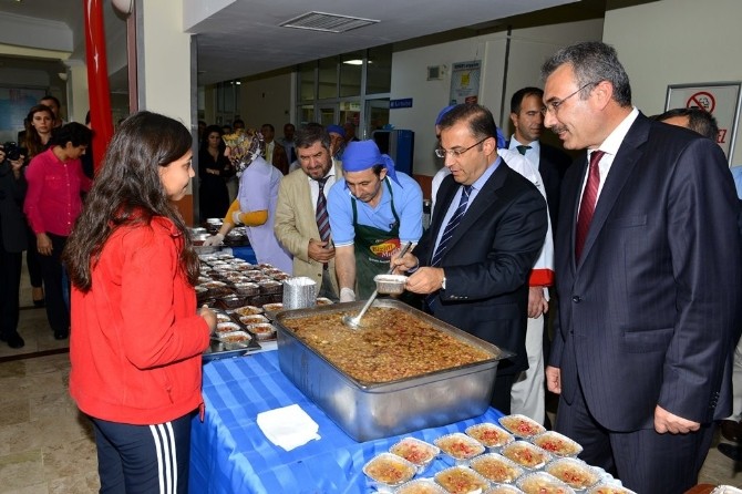 Vali Türker, Öğrencilere Aşure Dağıttı