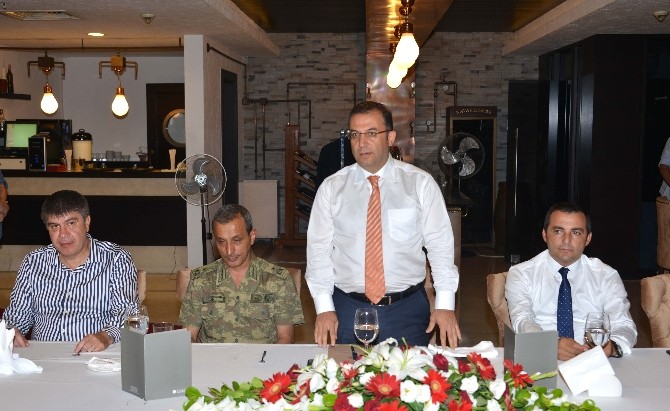 Vali Türker’den Garnizon Komutanı Tuğgeneral İrfan Can’a veda yemeği