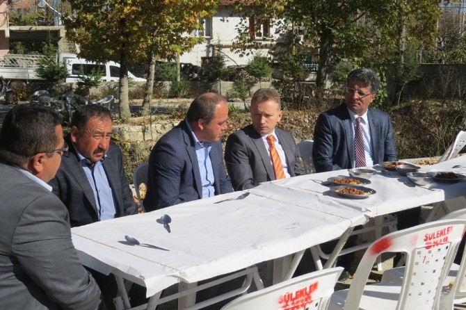 Velilerden öğrencilere aşure ikramı 