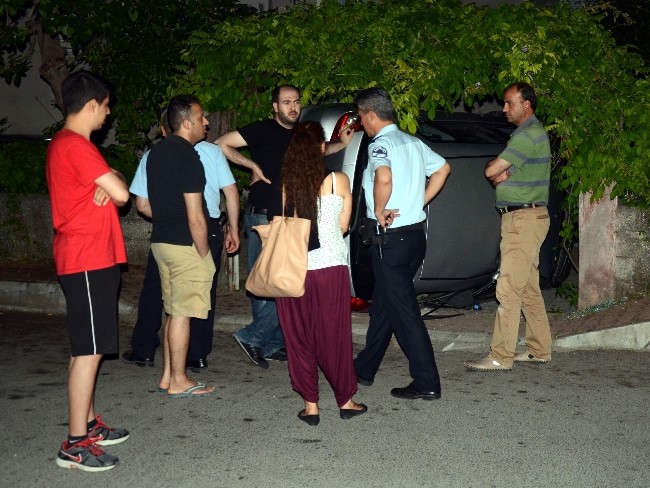 Virajı alamayan araç bahçe kapısından içeri girdi