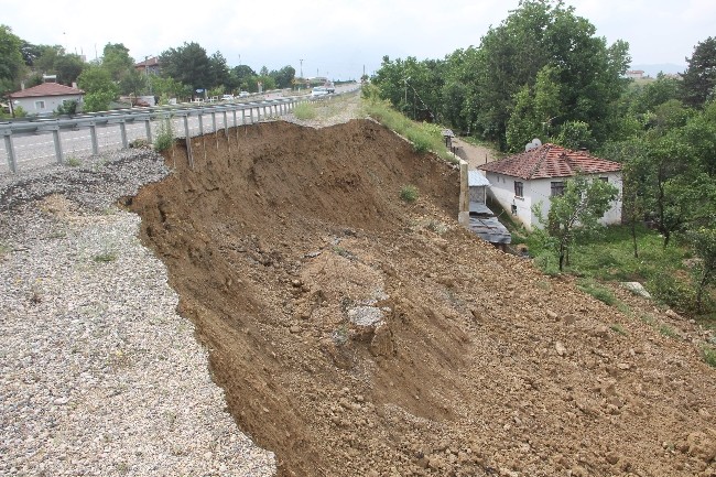 Yağmur istinat duvarını yıktı