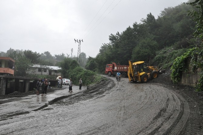 Yağmurdan yayla yolu kapandı